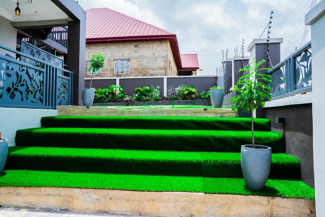 Landscaped courtyard steps at Geofranbert Hotel