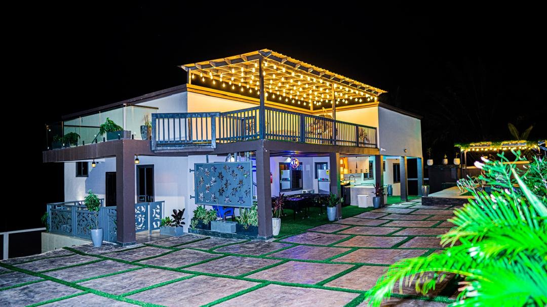 Geofranbert Hotel exterior at night