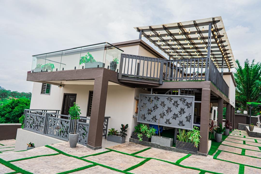 Wide daytime view of Geofranbert Hotel
