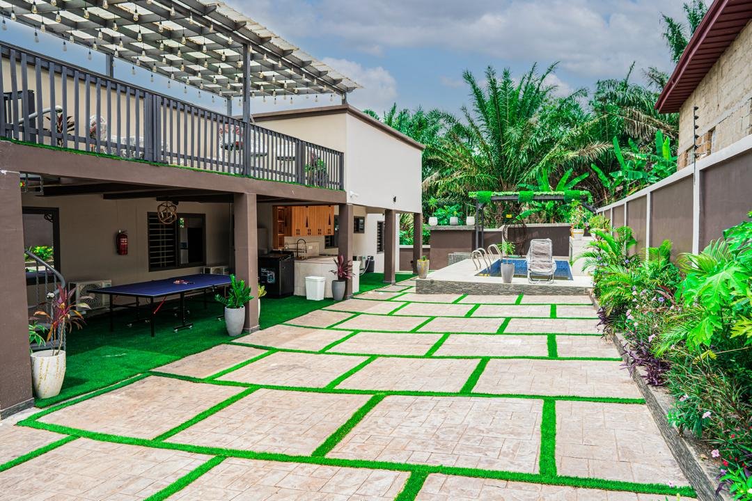 Geofranbert Hotel courtyard and swimming pool